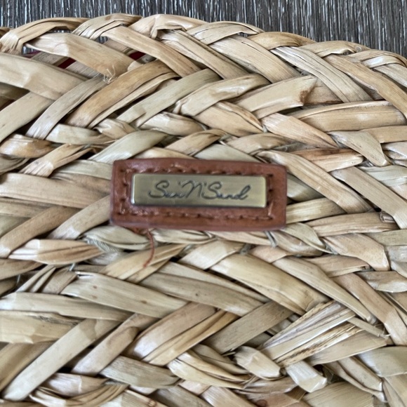 Chic Straw Bag with Pink Accents - Picture 2 of 6